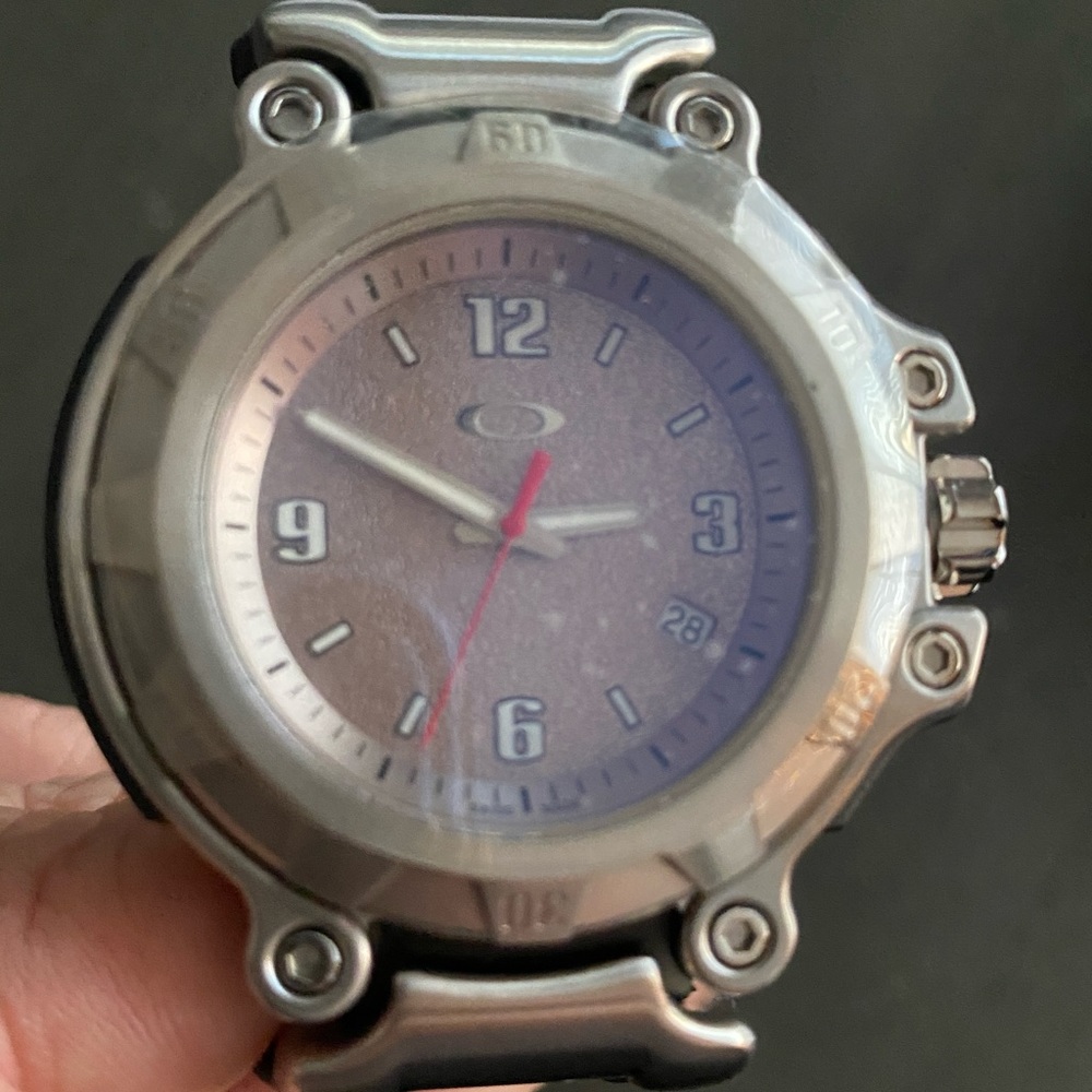 Oakley men’s watch is new, it was never used.